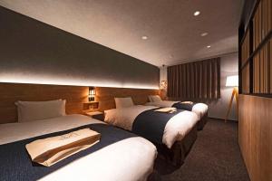 高山hotel around TAKAYAMA, Ascend Hotel Collection的酒店客房设有两张床和电视。