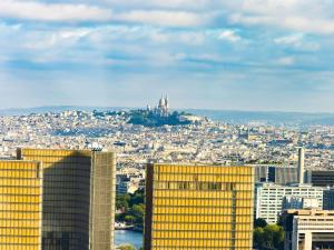 巴黎Too Hotel Paris - MGallery的享有黄色建筑的城市美景