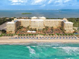 坎昆Kempinski Hotel Cancun的海滩上的度假村的空中景致