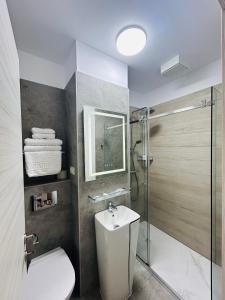皮特什蒂Casa Muntenească Alessandro的浴室配有卫生间、淋浴和盥洗盆。