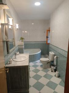Casas del MonteAires Del Ambroz的浴室配有盥洗盆、卫生间和浴缸。
