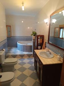 Casas del MonteAires Del Ambroz的带浴缸、盥洗盆和卫生间的浴室