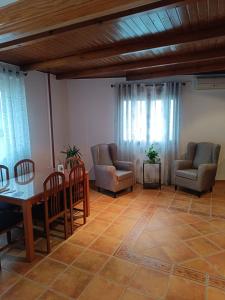 Casas del MonteAires Del Ambroz的客厅配有桌椅