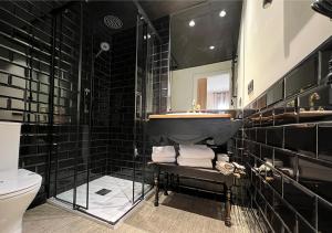 毕斯卡斯La Posada de Ruba的黑色浴室设有水槽和卫生间