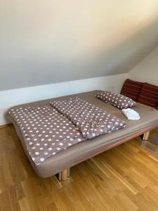 RednitzhembachFireApart的一张位于房间的床,上面有两个枕头