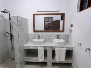 南威Nungwi Beach Front Ex Sunrise Beach Nungwi的浴室设有2个水槽和镜子