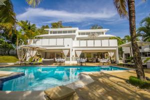苏莎亚维恩迪诺酒店的一座带游泳池和棕榈树的大型白色房屋