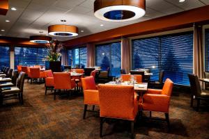 苏圣玛丽苏圣玛丽海滨三角洲万豪酒店的用餐室设有桌椅和窗户。