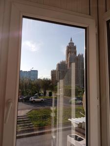 阿斯塔纳Mini Hotel "Arystan" в самом центре столицы的从窗户可欣赏到城市天际线的景色