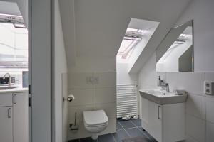 菲尔森Dülken: klein aber fein für 1 Person的浴室配有卫生间、水槽和天窗。