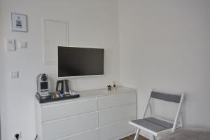 菲尔森Dülken: klein aber fein für 1 Person的客厅配有电视和椅子