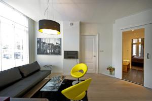 格罗宁根安德A公寓的带沙发和黄色椅子的客厅