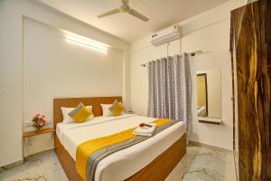 班加罗尔Hotel Airport Southgate Bangalore的一间卧室,卧室内配有一张大床