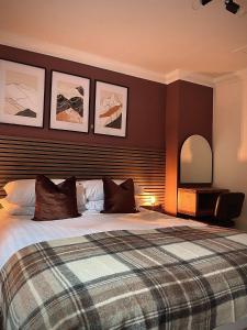阿罗柴尔洛赫赛德宾馆的一间卧室配有一张大床和镜子