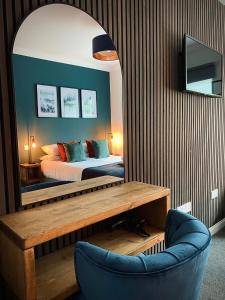阿罗柴尔洛赫赛德宾馆的一间卧室配有一张床和一面大镜子