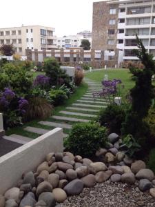 维纳德马Reñaca Park Apartment的一座带岩石和楼梯的花园