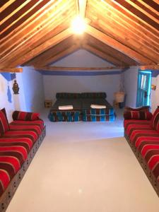 舍夫沙万达达迪奇雷夫摩洛哥传统庭院住宅的阁楼间设有红色和蓝色的沙发