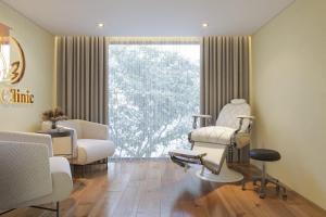 河内Ja Cosmo Hotel and Spa的理疗室配有两把椅子和窗户