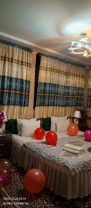 布哈拉Hotel Guest House GOLDEN DEGREZ的一间卧室,床上配有红色气球床
