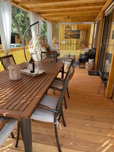 比奥格勒·纳·莫鲁mobile home MIRNA的甲板上的木桌和椅子