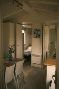 费马恩Campingplatz Johannisberg的配有桌椅和床的房间