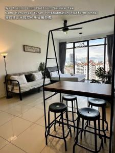 乔治市Beacon Executive Suite - City View - By IZ的客厅配有桌子和凳子