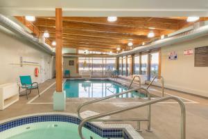 坎贝尔河康福特茵套房酒店的游泳池,位于带游泳池的建筑内