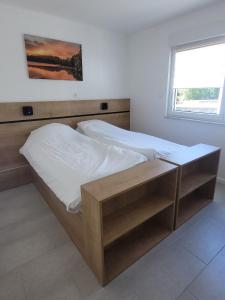欧本Aparthouse HAAS41 - Eupen的一间卧室配有一张带白色床单的大床