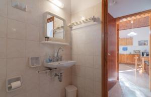 帕莱欧卡斯提撒尤利西斯公寓的一间带水槽和镜子的浴室