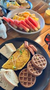 格兰德岛Hotel Cocoliso Island Resort的一张桌子,上面有两盘食物和早餐食品