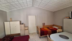 尤尔马拉隆达公寓的一间设有床铺和桌子的房间