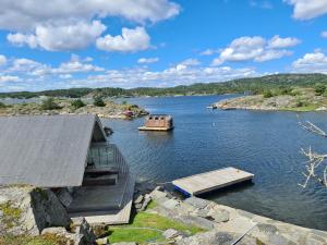 克拉格勒Usjenert idyllisk Sjøbu的河上的房子,水里有船