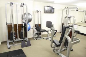 堪培拉北博恩凉亭酒店的健身房设有两台跑步机和一台模拟器