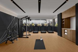 宿务Fairfield by Marriott Cebu Mandaue City的健身房设有跑步机和有氧器材