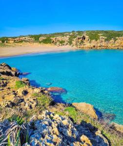 诺托Tannur Del Carmine的享有蓝色海水和岩石海滩的美景