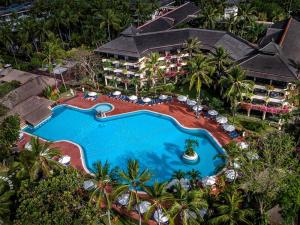 沙努尔普拉玛沙努尔海滩巴厘岛酒店的享有带游泳池的度假村的空中景致