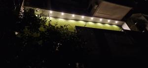 苏佩塔尔Palute的夜晚有灯光的绿色墙壁