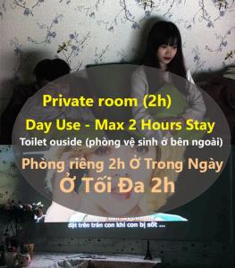 河内N'stay - Netfix Stay room- Cafe Film Netflix - Bar cafe & drinks 2424的电视屏幕上播放的女人的照片