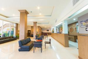 沙敦辛卡特布里酒店的医院的大厅,里面配有沙发和椅子