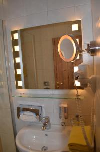 哈尔布莱希阿而浦沙勒施湾斯特恩酒店的一间带水槽和镜子的浴室
