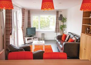 雷克赛德Avon Wood的客厅配有真皮沙发和电视