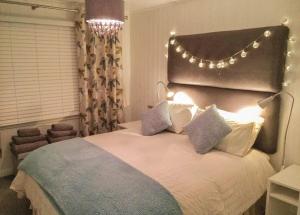 雷克赛德Avon Wood的一间卧室配有一张大床和灯光