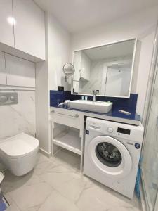 巴统Apartments Black Sea Resort Luxe的一间带洗衣机和水槽的浴室