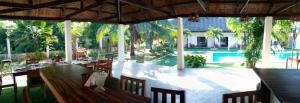 邦劳HIGALA度假村的一间带桌椅和游泳池的餐厅