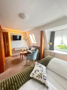 温特贝格Hotel Nuhnetal的酒店客房设有床和客厅。