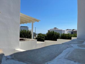 布拉卡Mare Monte Studios Naxos的白色的建筑,享有城市美景
