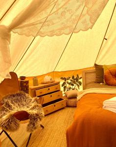 尼堡BohoFyn的一间卧室配有一张床和一个帐篷