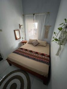卡里蒙贾瓦Loyal friend hostel karimunjawa的一间带床的卧室,位于带窗户的房间内