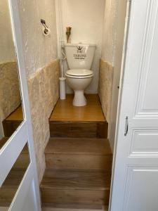 尚蒂伊La crème de la crème - Chantilly的楼梯上带卫生间的小浴室