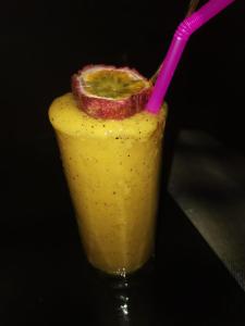 象岛Seree Bungalows的一杯橙汁,夹着橙子片